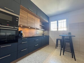 Kühlschrank, Ofen, Geschirrspüler, Kochgeschirr/Geschirr/Besteck