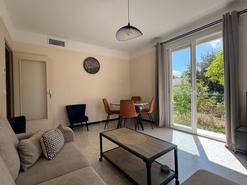 T3 entièrement climatisé  avec jardin, place de parking et belle terrasse à PRADES