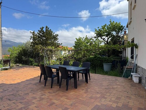 T3 entièrement climatisé  avec jardin, place de parking et belle terrasse à PRADES