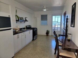 Réfrigérateur, four à micro-ondes, un four, surface de cuisson