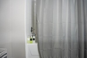 Hair dryer, towels, soap, shampoo - Charming 2-bedroom apartment with WiFi, AC in pleasant Austin (Austin)