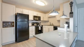 Refrigerador, microondas, horno y lavavajillas