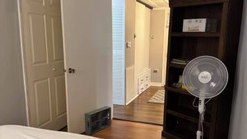 2 bedrooms, desk, iron/ironing board, WiFi