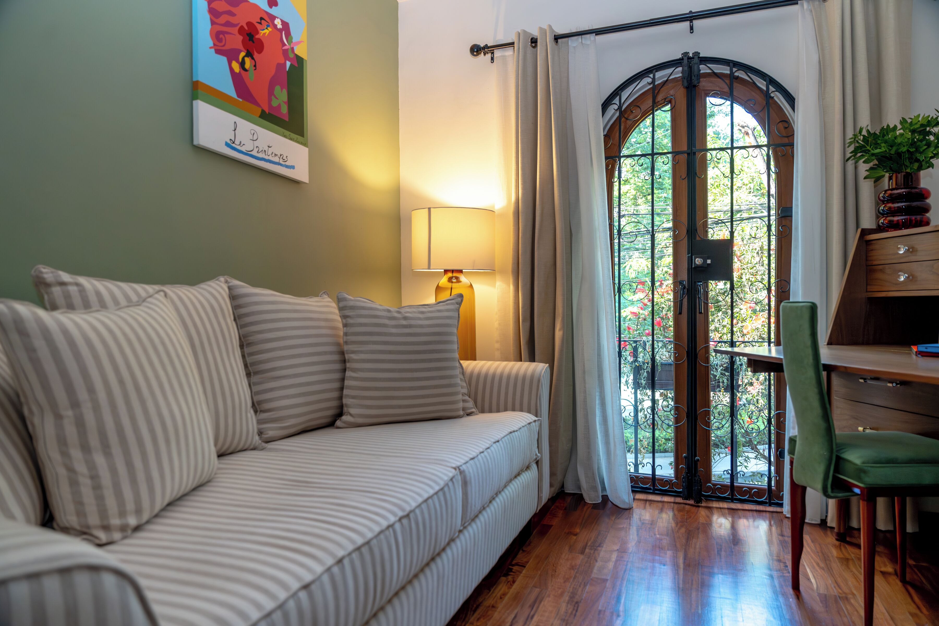 Suite Deluxe, balcón, vista a la ciudad | Caja de seguridad en la habitación y espacio para trabajar con laptop 