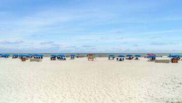 Una spiaggia nelle vicinanze