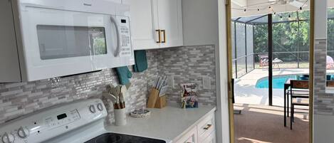 Réfrigérateur, micro-ondes, four, plaque de cuisson