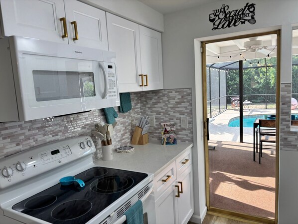 ثلاجة، ميكروويف، فرن، موقد طهي مسطح