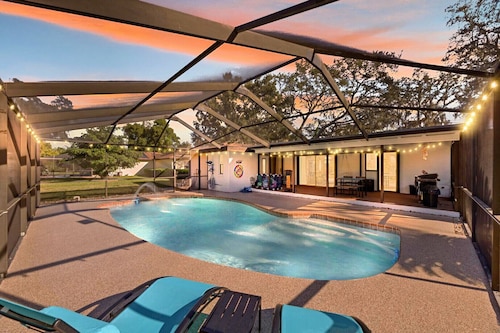 Cozy Home w/ Pool • Prime Location •Near Attractions/Fairgrounds/USF •Parking