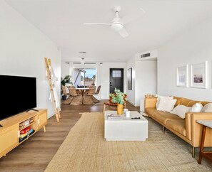 Smart TV, chimenea, videojuegos, libros