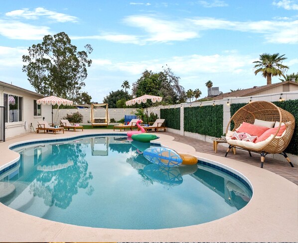 Una piscina al aire libre, una piscina climatizada