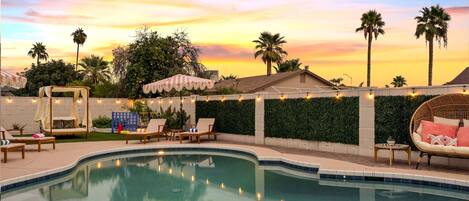 Een buitenzwembad en een verwarmd zwembad