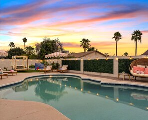 Outdoor pool, a heated pool - Minutes To Old Town - Pool + Hot Tub - Life Size games - Large Families welcome! (Scottsdale)
