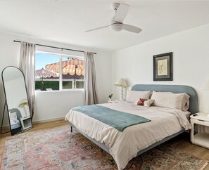 4 habitaciones, escritorio y tabla de planchar con plancha 