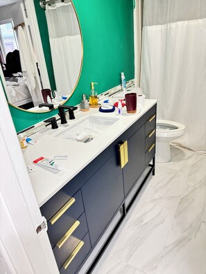 Hair dryer, towels, toilet paper - Charming 3-bedroom house with WiFi, AC in awesome Newberg (Newberg)