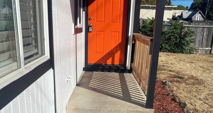 Charming 3-bedroom house with WiFi, AC in awesome Newberg