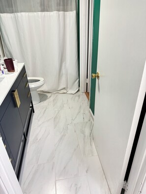 Hair dryer, towels, toilet paper - Charming 3-bedroom house with WiFi, AC in awesome Newberg (Newberg)