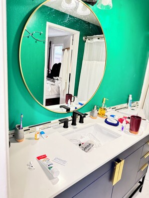 Hair dryer, towels, toilet paper - Charming 3-bedroom house with WiFi, AC in awesome Newberg (Newberg)