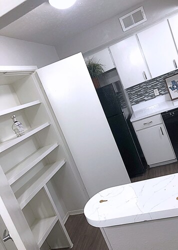 Theater apartment / DENTON / POOL / GYM /FREE PARKING