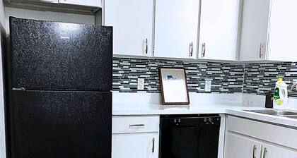 Theater apartment / DENTON / POOL / GYM /FREE PARKING