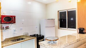Private kitchen - Recreio: Beachfront apartment, 9 min walk from the beach! C/Ar. (Recreio dos Bandeirantes Rio de Janeiro)