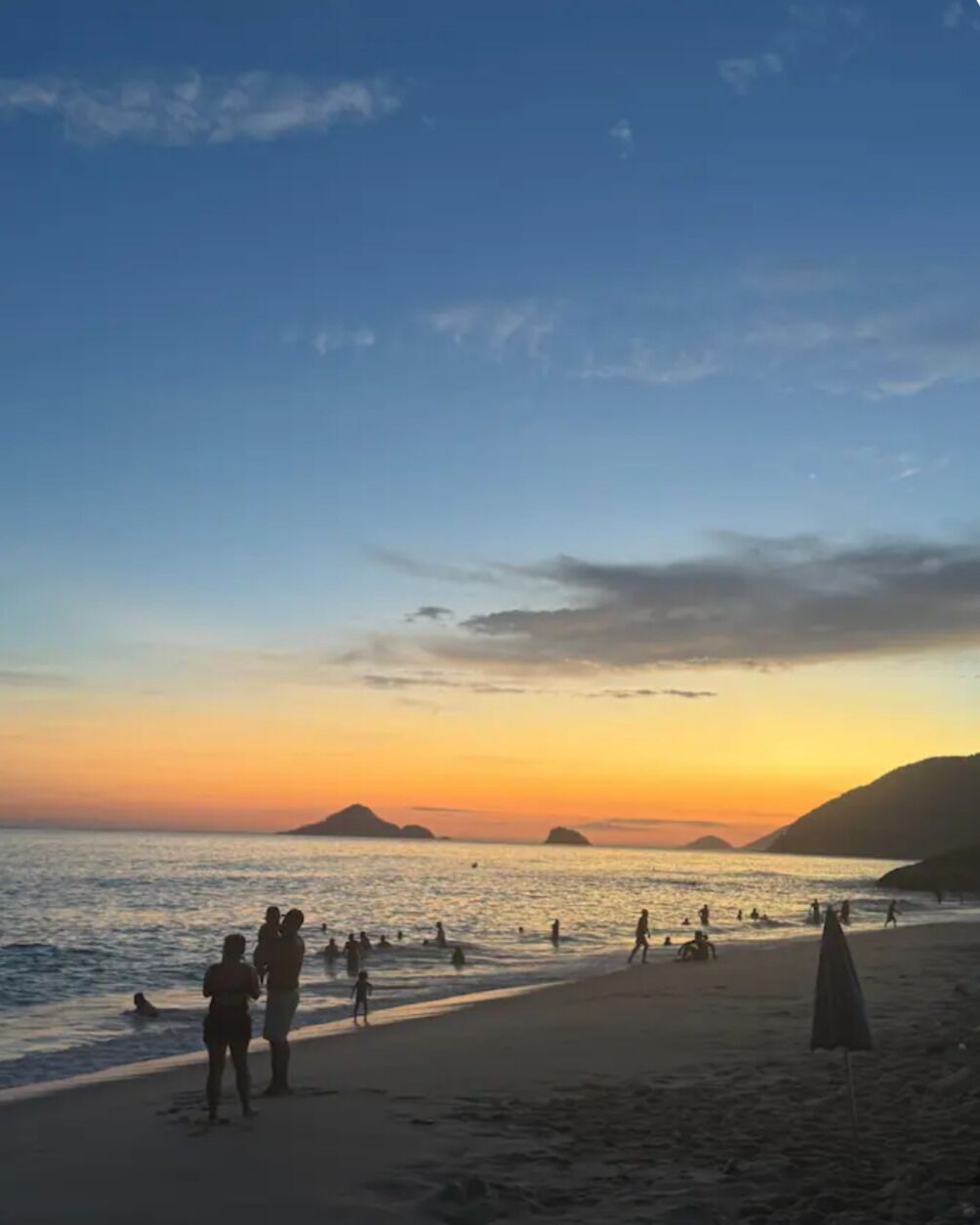 Playa en los alrededores y camastros 