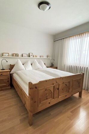 1 bedroom, desk, internet