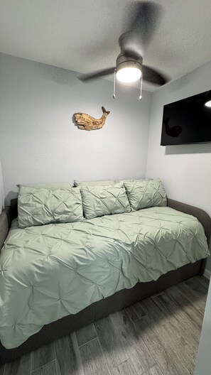 2 habitaciones, tabla de planchar con plancha, wifi y ropa de cama