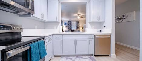 Mikrowelle, Ofen, Herdplatte, Geschirrspüler