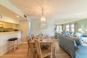 Dining - Salty Shores in Panama City Beach, FL-Ground Floor-Free Beach Tram (Panama City Beach)