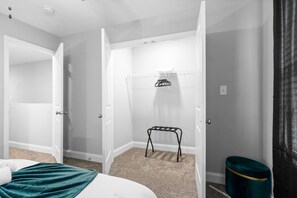 2 soverom, skrivebord, strykejern/-brett og wi-fi (inkludert)