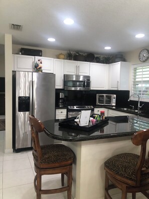 Micro-ondas, fogão, cooktop, cafeteira/chaleira