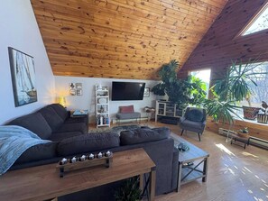 Smart TV - A-Frame Retreat in Stunning Rossport (Rossport)