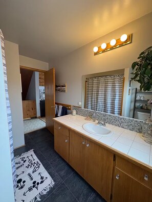Hair dryer, towels, soap, toilet paper - A-Frame Retreat in Stunning Rossport (Rossport)