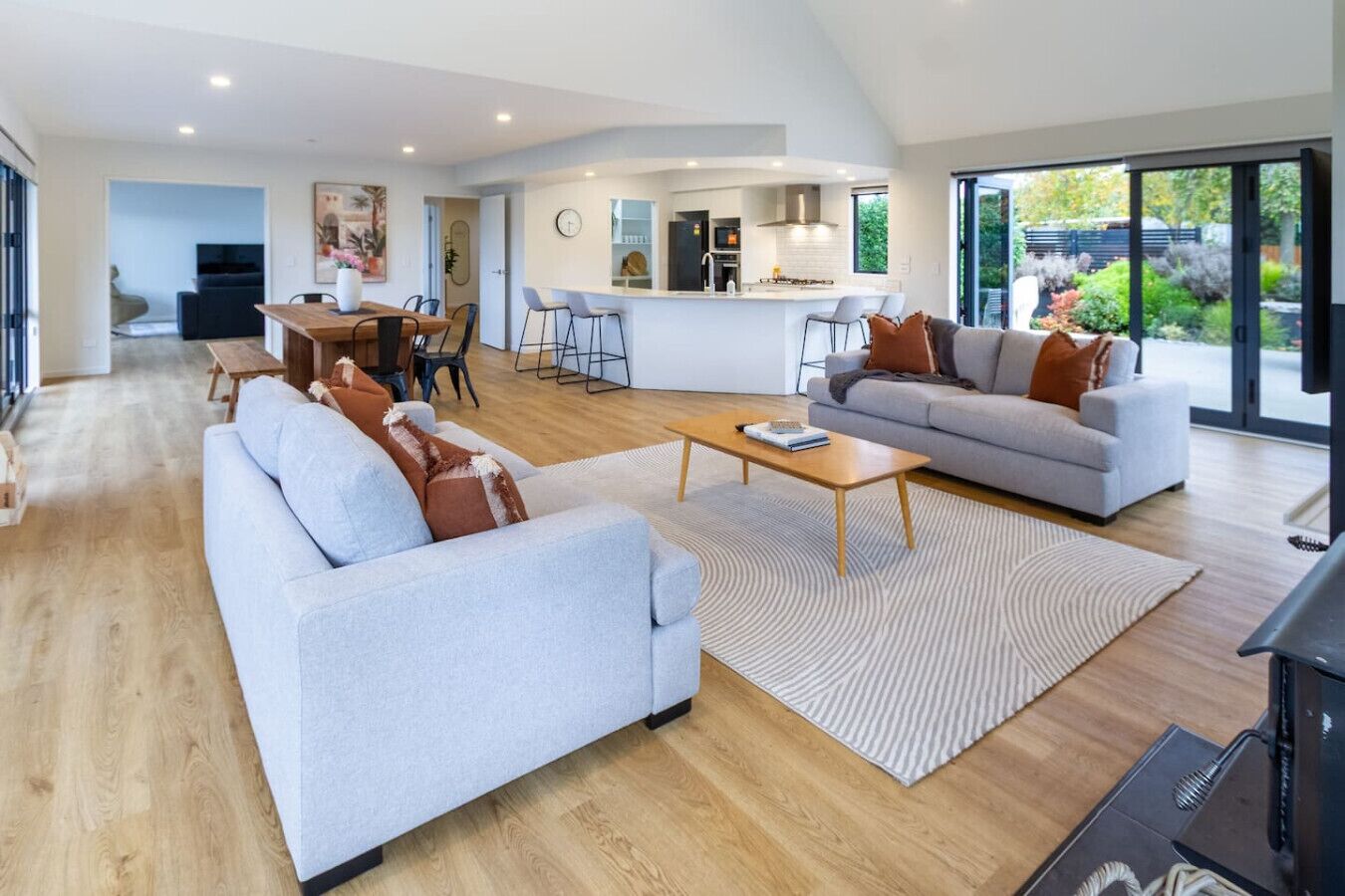 スマートテレビ、暖炉、卓球台、書斎 / ワークスペース