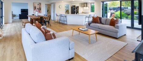 Smart TV, fireplace, table tennis, offices