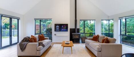 スマートテレビ、暖炉、卓球台、書斎 / ワークスペース