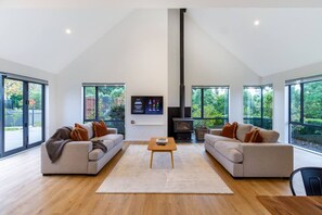 Smart-TV, Kamin, Tischtennisplatte, Arbeitsbereiche