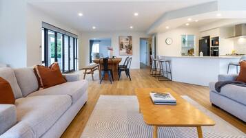 Smart TV, lareira, mesa de pingue-pongue, escritórios