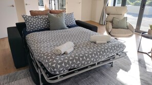 4 dormitoris, escriptori i planxa i posts de planxar 