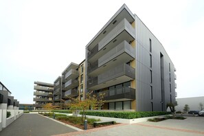 Exterior - Relax and Unwind Central City Hideaway with Carpark (Christchurch)