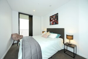 2 habitaciones, tabla de planchar con plancha y cuna de viaje 