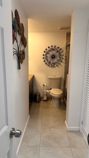 Shower, bidet, towels