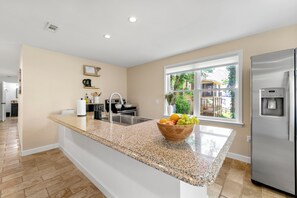 Micro-ondes, four, plaque de cuisson, cafetière/bouilloire