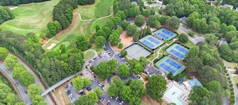 Luxurious Guest House with Game Room & Many Amenities in awesome Woodstock!