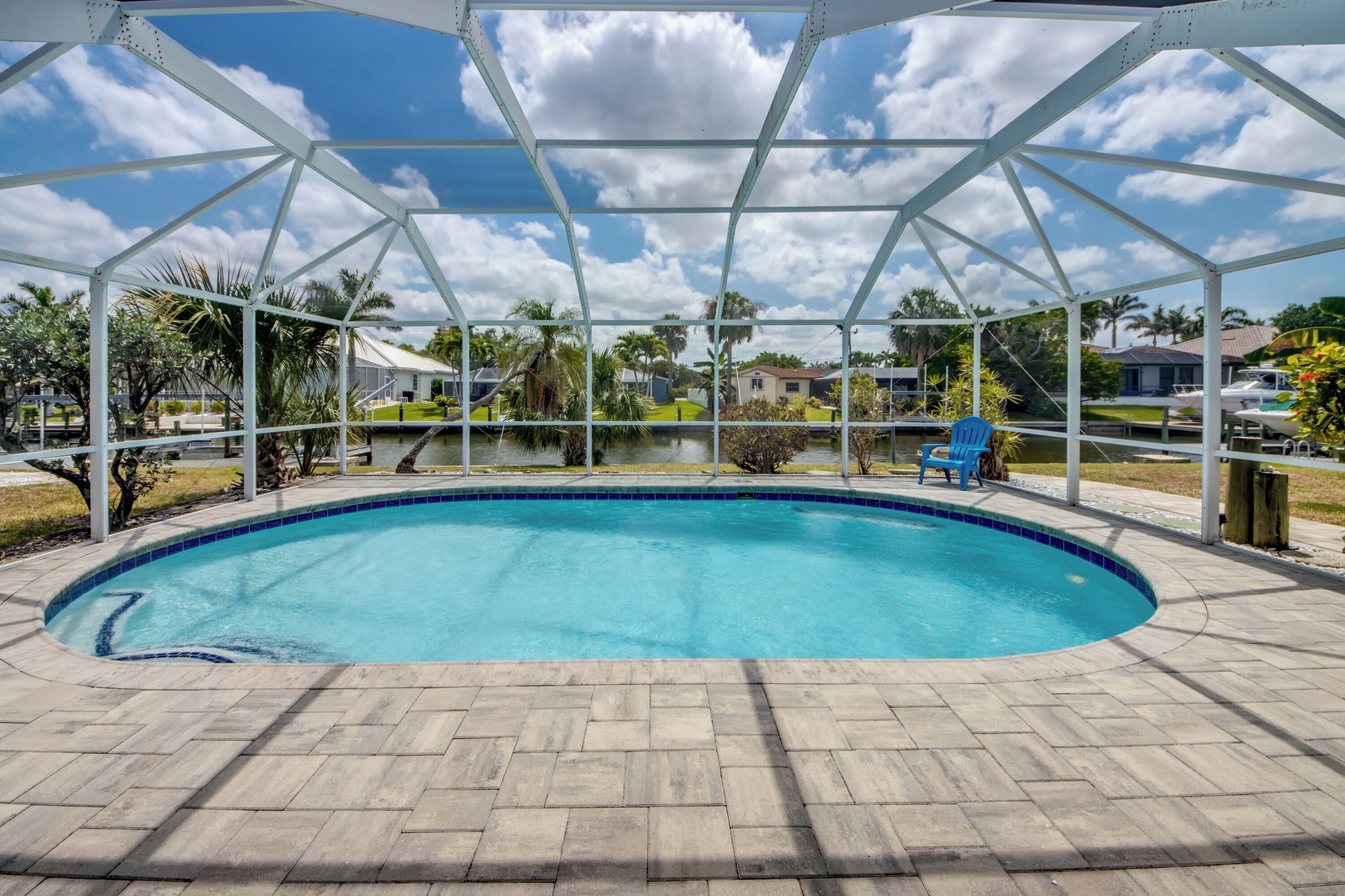 Una piscina al aire libre, una piscina climatizada