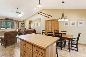Interior - 3 Yellow Rail, Cute! Hot Tub, AC, SHARC (Bend)