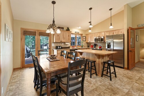 3 Yellow Rail, Cute! Hot Tub, AC, SHARC
