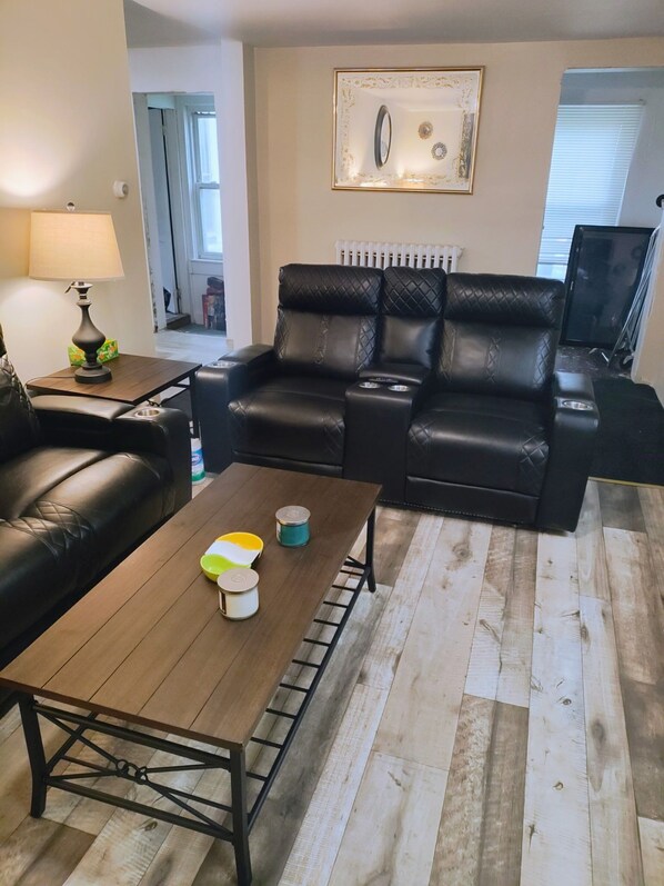 Smart TV - Honey Comb Hideout 3Br. House Albany (Albany)