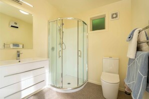 Shower, hair dryer, towels, soap - Seaside Studio (Dunedin)