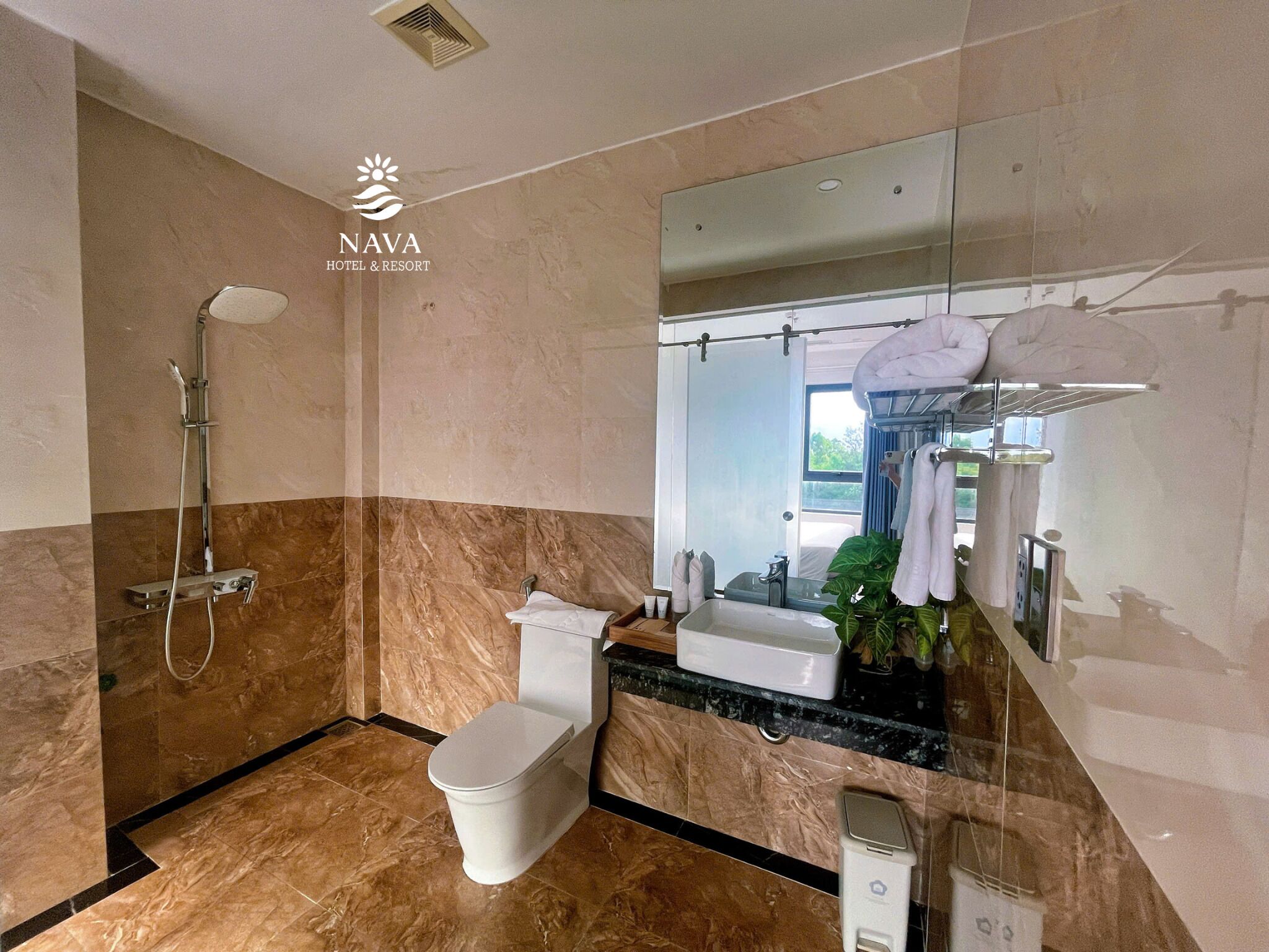 Un baño moderno con ducha, inodoro y lavamanos.